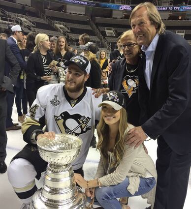 Größter Triumph: Tom Kühnhackl (links) nach dem Gewinn des Stanley Cups 2016 mit den Pittsburgh Penguins. Diesen Moment teilt er mit seinen Eltern (hinten) sowie seiner heutigen Frau Alexis auf dem Eis.