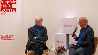Prof. Gert Weisskirchen, langjähriger SPD-Bundestagsabgeordneter und Außenpolitiker, ist zu Gast bei Landtagsvizepräsident Daniel Born im Rahmen der Kurpfalz-Horizonte-Dialoge. Beide freuen sich über das rege Interesse.