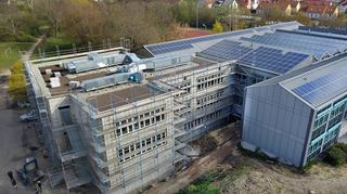 Aus dem Frühjahr 2020 stammt das Bild vom Anbau an die Schillerschule. Geänderte Vorschriften, die Ganztagsgrundschule und der Schüleranstieg machen einen weiteren An-bau notwendig, die Kosten hierfür werden auf 8 Millionen Euro geschätzt.