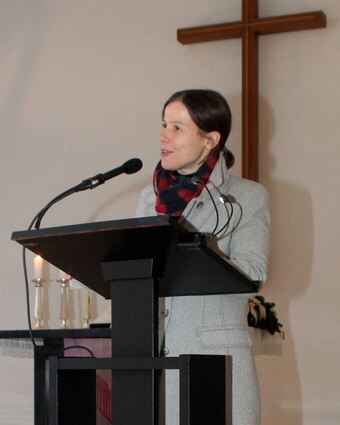 Pfarrerin Christiane Banse spricht mit viel Herz und Einfühlungsvermögen die Liturgie.