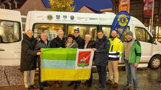 Halten gemeinsam die Fahne der Stadt Kozelets: Pascal Seidel (v. l. Bürgermeister Oftersheim), Volodymyr Motzor (Stellvertretender Bürgermeister Kozelets), Matthias Steffan (Oberbürgermeister von Schwetzingen), Sabine Stechl (Präsidentin Lions Club Churpfalz), Dr. Siegfried Beichter (Präsident Lions Club Schwetzingen), Valentyn Bryhynets (Bürgermeister Kozelets), Nils Drescher (Bürgermeister Plankstadt), David Windisch (Azubi Bauamt Plankstadt) und Andreas Ernst (Bauamtsleiter Plankstadt)