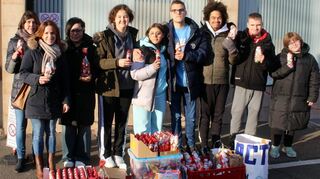 Lehrerin Stefanie Herzog (v.l.), Konrektorin Anna König, Alisse Pljevljak vom Tafelladen und die Comeniusschüler Habibe Jafari, Julina Ziegler, Niklas Klein, Richard Dubrau, Kevin Nagy und Kim Mang spenden Nikoläuse für bedürftige Kinder.