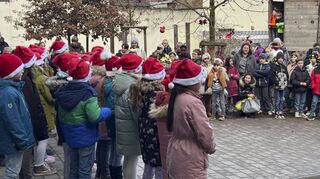 Gedichte und Gesang vom Kinderchor gab es bei „Weihnachtliches aus der Alten Schule“ als Teil des „Lebendigen Adventskalenders“.