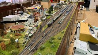 Ihre ganz eigene Welt erschaffen sich die Modulbaufreunde, wenn sie ihre Gleise und Landschaften verbinden – da wird die Festhalle zur Miniaturwelt.