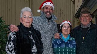 Birgit und Armin Wolf vom Germania-Vorstand sowie Anna und Klaus Seitz freuen sich über die vielen Besucher beim „Kleinen Weihnachtsmarkt“ der Germania.