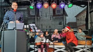 Bürgermeister Kevin Weirether bei der Eröffnung des Weihnachtsmarktes zusammen mit dem Orchester der Lußhardtschule.