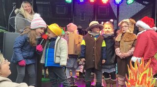 Moderation Eva und Julius, der Baumeister, begeistern beim Auftritt des evangelischen Kindergartens im Podey-Haus die zahl-reichen Besucher vor der Bühne des Weihnachtsmarktes.