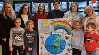 Die jungen Künstler des katholischen Kinderhauses Edith Stein präsentieren stolz ihr Gemälde mit dem Titel „Lieblang“. Gabriele Wurl (v.l.) und Yvonne Müller von der Caritas, Stefanie Joosten von der Kirchenentwicklung vor Ort, Regina Zankl, Leonie Jäger und Birgit Ziegler von der Kita freuen sich mit den Kindern.