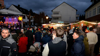 Das Orchester 23 spielt auf der Bühne das Platz füllt sich zusehends. © Sabine Zeuner