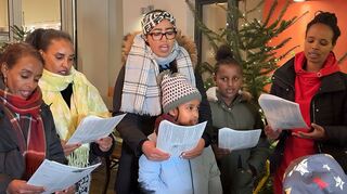 Die Frauen aus Eritrea singen mit den Besuchern Weihnachtslieder. Senait Habtemariam (l.) erklärte die Bedeutung der Lieder.