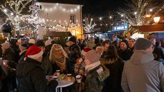 Der Rathausplatz in Reilingen bietet eine schöne Kulisse für den festlich geschmückten Adventsmarkt.