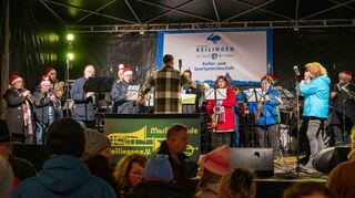 Die Musikfreunde Reilingen spielen weihnachtliche Lieder.