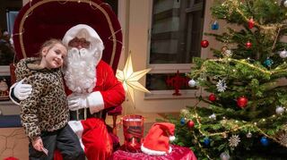 Nola freut sich sehr, dass ihr der „Nikohaselaus“ ein Geschenk mitgebracht hat.