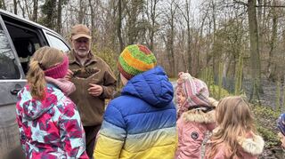 Gattermeister Gerhard Herm hat einige spannende Exponate im Gepäck, wie hier die Feder einer Eule, anhand derer er erklärt, warum die Vögel lautlos fliegen können.
