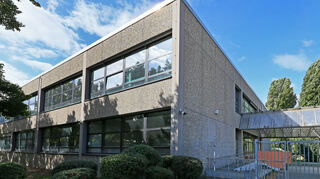 Die Schule am Kraichbach in Hockenheim steht seit geraumer Zeit leer und wartet auf ihren Abriss.