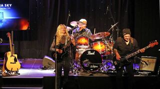 Gitarrist Günter Haas, Sängerin und Gitarristin Vanja Sky, Drummer Hannes Hoffmann und Bassist Werner Kolb überzeugen bei ihrem Auftritt im Pumpwerk.