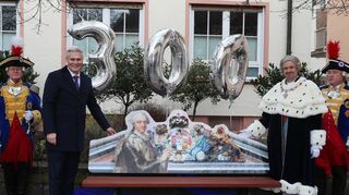 Die 46. Motivbank ist enthüllt. Thomas Friedl (v. l.), OB Matthias Steffan, Kurfürst Carl Theodor (René Kolb) und Martin Wiegand freuen sich darüber.