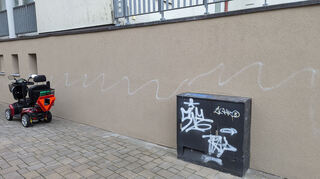 <p>Farbschmiererei mit hohem Schaden: Der Sockel des Gemeindezentrums war gerade erst fertig geworden. Die Beseitigung der sinnlosen Wellenlinie wird nach Schätzungen der Kirchengemeinde mehrere Tausend Euro kosten.<br></p>