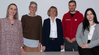 Rekruter der Deutschen Bahn in der Schule: Die Lehrerinnen Kathrin Hien und Christina van der Felsen (v.l.), Schulleiterin Heide-Rose Gönner und David Jäger und Laura Michaels von der Deutschen Bahn.