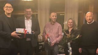 Bleron Salihu (v. l.), Bürgermeister Nils Drescher, Afrim und Bahrije Salihu sowie TC-Vorsitzender Roland Wahl freuen sich über den Neustart im Wintergarten des TC Plankstadt.