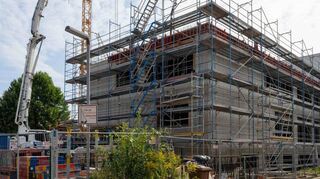 Die Erweiterung der Albert-Schweitzer-Schule, hier ein Bild vom August dieses Jahres, ist mit sechs Millionen Euro das größte Projekt der Gemeinde des Jahrzehnts. Im kommenden Haushalt ist es mit 2,5 Millionen Euro eingestellt.