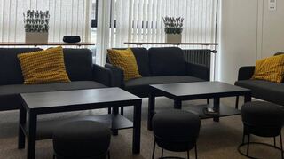 Sofas, Hocker, Teppichboden und viel Licht: Das „Theo’s“ im Erdgeschoss des Fachklassengebäudes ist einladend eingerichtet.