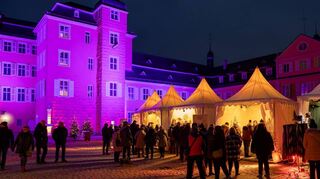 Haben zum dritten Wochenende des Schwetzinger Weihnachtsmarkts wieder groß aufgefahren: die Aussteller im Ehrenhof vor dem Schloss.