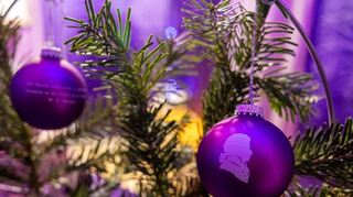 Am Stand der Mozartgesellschaft Schwetzingen gibt es eigens entworfene Weihnachtskugeln mit dem Konterfei des Namensgebers.