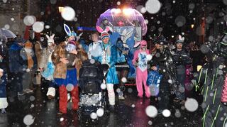 Beim Nachtumzug 2022 herrschte reges Schneetreiben, doch die Narren aus nah und fern ließen sich den Spaß nicht verderben. Auch heuer soll es ein bunter, fröhlicher Umzug werden.