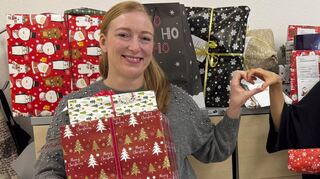 Ein Herz für alle Wunscherfüller. Im Büro von Nadin Hahl und Barbara Schloter von der Gemeinde treffen die Wunschbaumgeschenke ein.