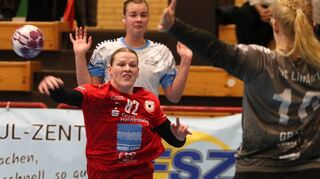 Rebecca Engelhardt – hier gegen Lintfort – ist in Berlin erfolgreichste Ketscher Torschützin aus dem Feld. Bei den Füchsen setzt es für ihr abstiegsbedrohtes Team ein herbes 18:28.