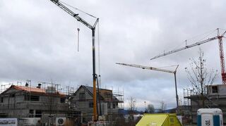 Mehrere Kräne zeugen von den laufenden Arbeiten im Neubaugebiet „Kanstraße Nord“. Von den insgesamt 64 Grundstücken sind inzwischen nur noch zwei zu haben.