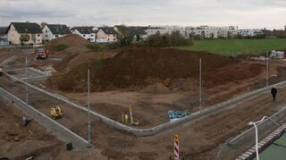 Blick vom Dach der neuen Kultur- und Sporthalle: Vorne wird der Eugen-Pfaff-Ring angelegt, der die Halle erschließt, dahinter entstehen Parkplätze und die Stichstraßen für das Neubaugebiet „Westende“.
