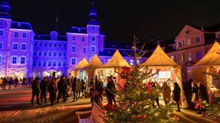 Auch das dritte Wochenende des Schwetzinger Weihnachtsmarktes ist stimmungsvoll und gut besucht. Entsprechend fällt das Zwischenfazit der Standbetreiber aus, die das Konzept und das Angebot loben.