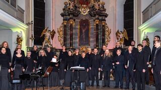 Musikalische Leidenschaft vor einer passenden Kulisse: der Schwetzinger Chor Quatro Forte bei seinem weihnachtlichen Auftritt in St. Pankratius.