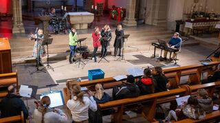 Beim Mitmachkonzert in der Kulturkirche St. Sebastian haben viele Besucher ihr Instrument mitgebracht, um zusammen mit der Kirchenband Weihnachtslieder zu spielen.