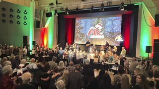 Das Publikum zu begeistern, ist eine der Stärken des „Me and the heat“-Ensembles – das gelingt natürlich auch in der Weihnachtsausgabe.