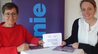 Dekanin Katharina Treptow-Garben (v. l.) und Bezirksleiterin Nadine Bikowski vom Diakonischen Werk stellen den neuen Sozialfonds vor.