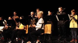 Die „Bumble Bee Big Band“ der Musikschule Schwetzingen unter der Leitung von Carl Crämer spielt in der Eppelheimer Rudolf-Wild-Halle Popklassiker.