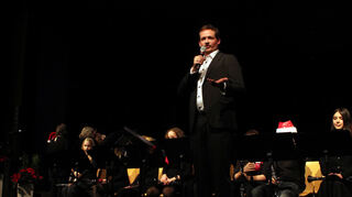 Musikschulleiter der Musikschule Schwetzingen Philipp Wolfart moderiert das Ensemblekonzert.