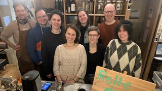 Der bisherige Inhaber des Rost Gianluca Fleckenstein (l.) beschloss das Rost zu schließen. Timo Wans vom Verein Myzelium (2.v.l.) unterstützt nun gemeinsam mit Unternehmerinnen aus Mannheim Kunden bei einer Verbrauchergründung.