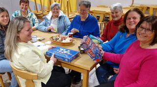 Gemeinsam Spaß haben und miteinander lachen wird beim Spieleabend der Reilinger Landfrauen großgeschrieben.