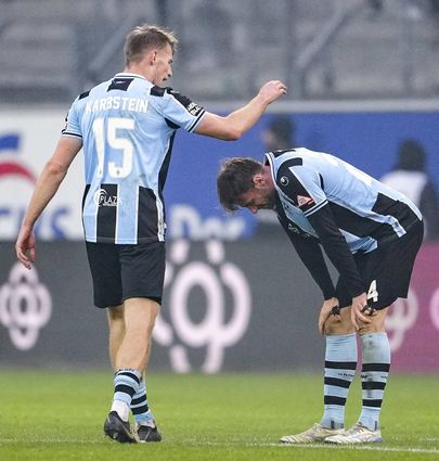Die Waldhöfer Malte Karbstein (links) und Lukas Klünter ärgern sich über die knappe Niederlage gegen Cottbus. Zum Abschluss des Kalenderjahres spielt Mannheim gegen Arminia Bielefeld.