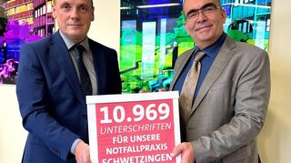 Daniel Born übergibt die Kiste mit den 10 969 Unterschriften an dien KVBW-Chef Dr. Karsten Braun.