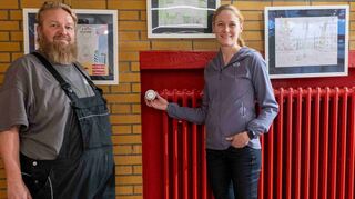 Eine weitere Klimaschutz- und damit auch Kostensparmaßnahme sind die neuen Thermostate in der Neurottschule, die hier von der Klimaschutzmanagerin Julia Berberig und dem Schulhausmeister Carsten Itzek gezeigt werden.