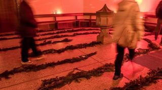 Besucher durchschreiten das „Labyrinth“ im Altarraum des Gotteshauses.