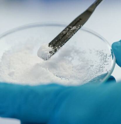 Eine Glasschale mit Lithiumchlorid im Vulcan-Energy-Labor.