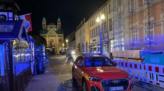 Die Feuerwehr ist in der Nacht auf Donnerstag in der Maximilianstraße in Speyer beim Weihnachtsmarkt in Einsatz.
