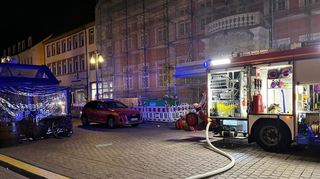 Mit neun Einsatzfahrzeugen blockiert die Feuerwehr in der Nacht die Maximilianstraße in Speyer.