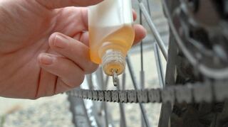 Eine regelmäßige Pflege der Fahrradkette reduziert Verschleiß und Reibung.